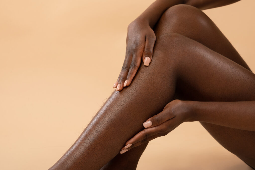 Jambe avec poils de femme africaine (peau noire)