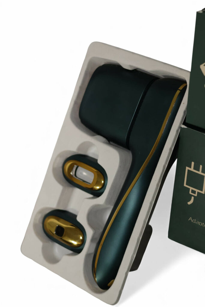 photo appareil à lumière pulsée dans sa boîte (IPL) de profil avec son embout précision visage et son embout corps